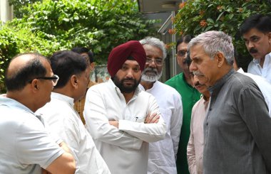 NEW DELHI, INDIA - 28 Nisan 2024: Kongre lideri Arvinder Singh Lovely Delhi Pradesh Kongre Başkanlığı görevinden istifa ettikten sonra Kalindi kolonisinde ikamet etti.
