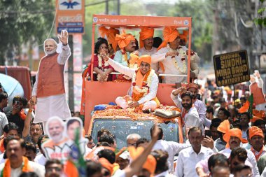 NEW DELHI, INDIA - 29 APRIL 2024: BJP 'nin Kuzey Batı Delhi' deki Lok Sabha Seçimleri adayı, Yogender Chandolia ve Delhi BJP Başkanı Virendra Sachdeva, Adaylık Belgelerini sunmadan önce Roadshow sırasında. 