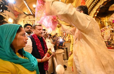 NEW DELHI, INDIA - 4 APRIL 2024: AAP Rajya Sabha Milletvekili Sanjay Singh ve eşi Anita Singh, Yüksek Mahkeme kararıyla serbest bırakıldıktan bir gün sonra Hanuman Mandir Connaught Place 'de namaz kıldılar..