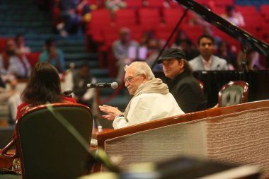 NEW DELHI, INDIA - 17 Mart 2024: Bollywood şarkıcısı Mohit Chauhan ve söz yazarı Gülzar 17. Kathakar Uluslararası Hikaye Anlatanları Festivali sırasında Delhis Bharat Mandapam, Pragati Meydan, 17 Mart 2024 'te Yeni Delhi, Hindistan' da 