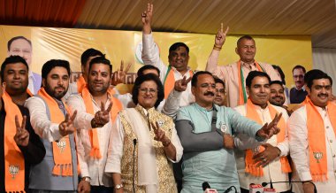 NEW Delhi, INDIA - 16 Nisan 2024: Praveen Kumar Batı Delhi 'den Meclis Başkanı Jai Kishan' ın oğlu ve Kongre Başkanı Prateek Anand ve BJP 'ye katılan diğer kongre liderleri. 