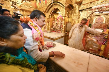 NEW DELHI, INDIA - 4 APRIL 2024: AAP Rajya Sabha Milletvekili Sanjay Singh ve eşi Anita Singh, Yüksek Mahkeme kararıyla serbest bırakıldıktan bir gün sonra Hanuman Mandir Connaught Place 'de namaz kıldılar..