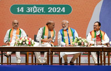NEW DELHI, INDIA - APRIL 14: Başbakan Narendra Modi ve BJP Başkanı JP Nadda, Lok Sabha Seçimleri için BJP 'li Sankalp Patra' nın 14 Nisan 2024 tarihinde Hindistan 'ın Yeni Delhi kentinde BJP Genel Merkezi' nde başlatılması sırasında. BJP seçim bildirisi 