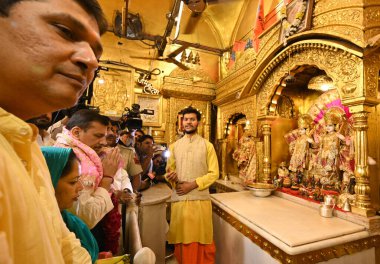 NEW DELHI, INDIA - 4 APRIL 2024: AAP Rajya Sabha Milletvekili Sanjay Singh ve eşi Anita Singh, Yüksek Mahkeme kararıyla serbest bırakıldıktan bir gün sonra Hanuman Mandir Connaught Place 'de namaz kıldılar..