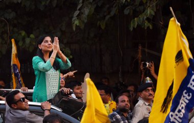 NEW DELHI, INDIA - APRIL 27, 2024: Sunita Kejriwal, Delhi Baş Bakanı Arvind Kejriwal, Kalyanpuri 'de yaklaşan Lok Sabha Seçimleri için 27 Nisan 2024 tarihinde Yeni Delhi, Hindistan' da bir yol gösterisi düzenledi. Sunita Kejriwal 'ın yol gösterisi.. 