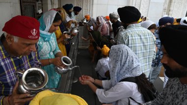 NEW DELHI, INDIA - 13 Nisan 2024 'te Yeni Delhi, Hindistan' da Baisakhi festivali vesilesiyle Gurudwara Bangla Sahib 'de namaz kıldıktan sonra kutsal suyu yudumlayanlar. Baisakhi ya da Vaisakhi, popüler bir bahar festivali. 