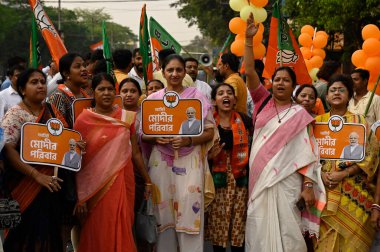 KOLKATA, INDIA - APRIL 4: Bharatiya Janata Partisi (BJP) destekçileri, 4 Nisan 2024 'te Hindistan' ın Kolkata kentinde düzenlenen Roadshow kampanyası sırasında BJP 'nin Kuzey seçmen adayı Tapas Roy' a destek için sloganlar atarak pankart tutuyorlar.. 