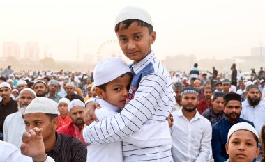 GURUGRAM, INDIA - 11 Nisan 2024: Müslüman cemaatinden insanlar, dünyanın dört bir yanındaki Müslümanlar tarafından kutlanan Kurban Bayramı dolayısıyla Namaz 'ı teklif ediyor.. 