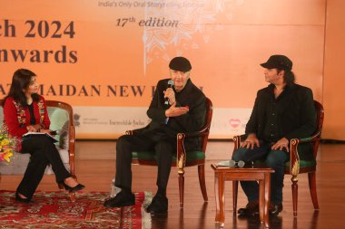 NEW DELHI, INDIA - 17 Mart 2024: Bollywood oyuncusu Prem Chopra ve şarkıcı Mohit Chauhan 17. Kathakar Uluslararası Hikayeler Festivali sırasında Delhis Bharat Mandapam, Pragati Meydan, 17 Mart 2024, Yeni Delhi, Hindistan