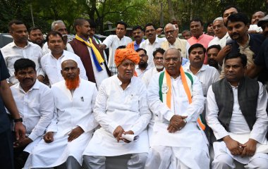 NEW DELHI, INDIA - 13 Nisan: Kongre Başkanı Mallikarjun Kharge, 52 Sosyal Adalet örgütü ve çoklu OBC örgütü ile yaptığı görüşmede, Hindistan Ulusal Kalkınma Ayrıcalıklı İttifakı 'na (INDIA)