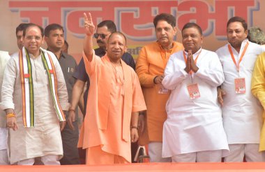 GHAZIABAD, INDIA - APRIL 18, 2024: Uttar Pradesh Genel Sekreteri Yogi Adityanath, 18 Nisan 2024 tarihinde Hindistan 'ın Gaziabad kentindeki Pilkhuwa Ramlila Ground' da, Gaziabad Lok Sabha adayı Atul Garg 'ı desteklemek amacıyla düzenlenen mitingde halkı selamladı..