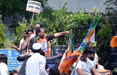 NEW DELHI, INDIA - 10 Nisan 2024: Güvenlik personeli, AAP toplayıcısı ve Delhi CM Arvind Kejriwal 'i protesto eden BJP çalışanlarını 10 Nisan 2024 tarihinde Yeni Delhi, Hindistan' da.