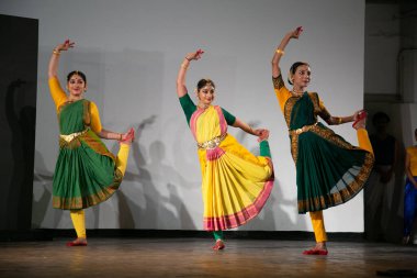 NEW DELHI, INDIA - 13 APRIL: Sanatçılar Triveni Kala Sangam 'da Brezilya futbolu sanatı ile Hint klasik dansının ritminin birleşimi olan 