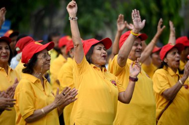 NOIDA, INDIA - 28 Nisan 2024 'te Hindistan' ın Noida kentinde, Jal Vayu Vihar kahkaha kulübünde, Dünya Gülme Günü öncesinde emekli ordu subayları ve diğerleri kahkaha yogası çalışmalarına başladılar. Dünya Gülme Günü 