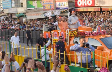 GHAZIABAD, INDIA - APRIL 6, 2024: Başbakan Narendra Modi ve UP Genel Sekreteri Yogi Adityanath, 6 Nisan 2024 tarihinde Hindistan 'ın Gaziabad kentinde yapılacak Loksabha seçimleri öncesinde Gaziabad, Hindistan' da düzenlenen Gaziabad yol gösterisinde.