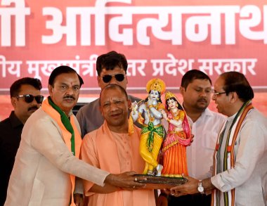 BULANDSHAHR, INDIA - APRIL 18, 2024: Uttar Pradesh Baş Bakanı Yogi Adityanath ile birlikte Gautam Budh Nagar 'ın BJP adayı Mahesh Sharma ve diğer BJP liderleri, Lok Sabha seçimleri öncesinde.