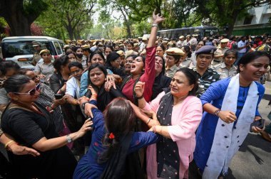 NEW DELHI, INDIA - 24 Nisan 2024 'te Yeni Delhi, Hindistan' da Yeni Delhi 'de Kongre Manifestosu' nu protesto ederken Delhi polisi tarafından gözaltına alındı. 