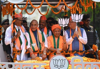 LUCKnow, INDIA - 29 Nisan 2024: Lucknow seçim bölgesinden Savunma Bakanı ve BJP adayı Rajnath Singh 2024 Genel Seçim için adaylık belgesini hazırlamak üzere yola çıktı. 