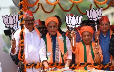 LUCKnow, INDIA - 29 Nisan 2024: Lucknow seçim bölgesinden Savunma Bakanı ve BJP adayı Rajnath Singh 2024 Genel Seçim için adaylık belgesini hazırlamak üzere yola çıktı. 