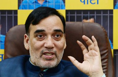 NEW DELHI, INDIA - 18 Nisan 2024 'te Hindistan' ın Yeni Delhi kentinde, parti ofisindeki medya ile iletişim halinde olan Delhi Çevre, Orman ve Vahşi Yaşam, Kalkınma ve Genel Yönetim Bakanı Gopal Rai.