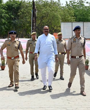 GREATER NOIDA, INDIA - Uttar Pradesh Başkan Yardımcısı Brijesh Pathak, 3 Nisan 2024 tarihinde Hindistan 'ın başkenti Büyük Noida' da bulunan Gautam Budh Nagar milletvekili Mahesh Sharma 'dan BJP Adaylığı için başvuruda bulunmak üzere Surajpur tahsildar ofisine ulaştı.. 