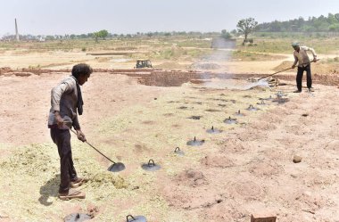 GHAZIABAD, INDIA - 30 Nisan 2024: Uluslararası İşçi Bayramı arifesinde bir tuğla fabrikasında çalışan Gaziabad Loni Hintli işçi. Uluslararası İşçi Bayramı, bazı yerlerde İşçi Bayramı olarak da bilinir, her yıl 1 Mayıs, 30 Nisan 2024.