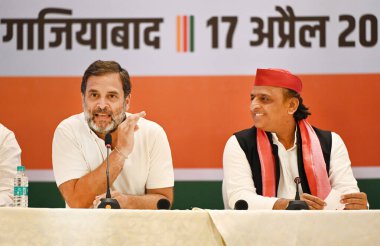 GHAZIABAD, INDIA - 17 Nisan 2024: Kongre Başkanı Rahul Gandhi ve Samajwadi Partisi Başkanı Akhilesh Yadav, 17 Nisan 2024 tarihinde Hindistan 'ın Gaziabad kentinde INDIA partilerinin düzenlediği ortak basın toplantısında. 