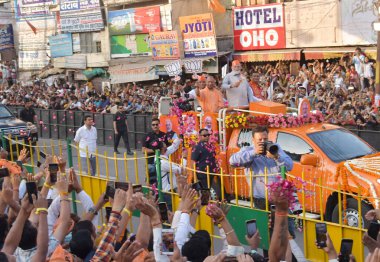 GHAZIABAD, INDIA - APRIL 6, 2024: Başbakan Narendra Modi ve UP Genel Sekreteri Yogi Adityanath, 6 Nisan 2024 tarihinde Hindistan 'ın Gaziabad kentinde yapılacak Loksabha seçimleri öncesinde Gaziabad, Hindistan' da düzenlenen Gaziabad yol gösterisinde.