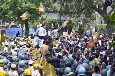 NEW DELHI, INDIA - 10 Nisan 2024: AAP toplayıcısı ve Delhi CM Arvind Kejriwal 'i protesto eden BJP çalışanları, AAP ofisi önünde, 10 Nisan 2024, Yeni Delhi, Hindistan. 