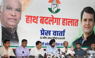 NEW DELHI, INDIA - 22 Nisan 2024: Delhi Kongre Başkanı Arvinder Singh Lovely, parti lideri Subhash Chopra ve Lok Sabha seçimleri için parti adayları Jai Prakash Aggarwal, Udit Raj ve Kanhaiya Kumar.