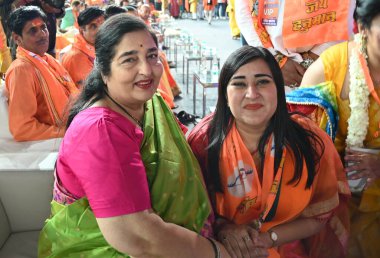 NEW DELHI, INDIA - 21 Nisan 2024 tarihinde Hindistan 'ın Yeni Delhi kentindeki Indira Gandhi Indoor stadyumunda' Hindu Nav Varsh 'etkinliği sırasında şarkıcı Anuradha Paudwal ile birlikte Lok Sabha Bansuri Swaraj için BJP Yeni Delhi Adayı. Lok Sabha anketlerinin önünde