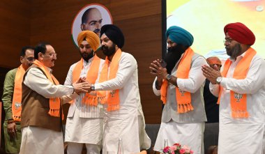 NEW DELHI, INDIA - APRIL 27, 2024: Delhi 7 üye Delhi Sikh Gurdwara Yönetim Komitesi Jasmin Singh Noni, Parminder Singh Lucky, Bhupender Singh Ginni, Ramandeep Singh Thapar, Ramanjot Singh Meeta, Harjeet Singh Pappa, Manjeet Singh Aulakh.