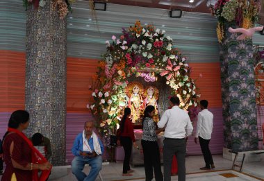 NEW DELHI, INDIA - 8 Nisan 2024: Yeni Delhi, Hindistan 'da 8 Nisan 2024 tarihinde Navratri festivali için Jhandewalan tapınağında çiçek hazırlamakla görevli işçiler dekorasyonu. (Fotoğraf: Sonu Mehta / Hindustan Times)