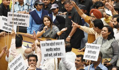 NEW DELHI, INDIA - 26 APRIL: BJP ve AAP meclis üyeleri şehir merkezindeki meclis oturumlarında protesto gösterisi düzenlediler. Toplantının ilk olarak 26 Nisan 2024 'te Hindistan' ın Yeni Delhi kentinde belediye başkanı ve başkan yardımcılığı görevinde yapılması planlandı..  