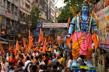 KOLKATA, INDIA - 17 Nisan: Hindu dindarlar, 17 Nisan 2024 tarihinde Hindistan 'ın Kolkata kentinde düzenlenen Ram Navami festivaline katılmak için dini bir törene katıldılar..
