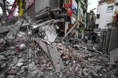 NEW DELHI, INDIA - 20 Nisan 2024 'te Yeni Delhi, Hindistan' da bulunan Kalyanpuri bölgesinde 3 katlı binanın yıkılmasından sonra EDMC çalışanlarının yol kenarındaki enkazı temizlemesi