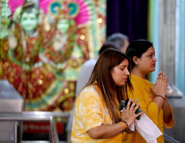 NOIDA, INDIA - 9 Nisan 2024 'te Noida, Hindistan' da Chaitra Navratri festivalinin ilk gününde Sanatan Dharm Mandir, 19. (Fotoğraf: Sunil Ghosh / Hindustan Times) 