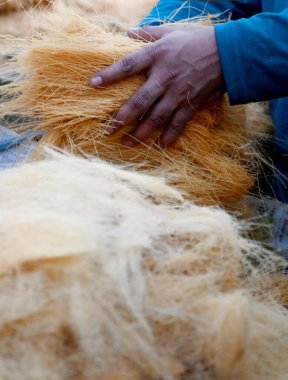 NOIDA, INDIA - 10 Nisan 2024 'te Hindistan' ın Noida kentinde, Kurban Bayramı arifesinde, 8. Bölge pazarından insanlar vermicelli satın alır.. 