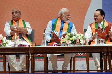 NEW DELHI, INDIA - APRIL 14: Başbakan Narendra Modi ve BJP Başkanı JP Nadda, Lok Sabha Seçimleri için BJP 'li Sankalp Patra' nın 14 Nisan 2024 tarihinde Hindistan 'ın Yeni Delhi kentinde BJP Genel Merkezi' nde başlatılması sırasında. BJP seçim bildirisi 