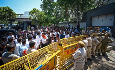 NEW DELHI, INDIA - 25 Nisan 2024: ABVP protestocuları 25 Nisan 2024 'te Hindistan' ın Yeni Delhi kentinde DTC otobüs şoförlerinin ihmaline karşı DTC Genel Merkezi önünde protesto gösterileri. 