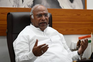 NEW DELHI, INDIA - 30 Mayıs: Kongre Ulusal Başkanı Mallikarjun Kharge 30 Mayıs 2024 tarihinde Yeni Delhi, Hindistan 'da AICC karargahında düzenlediği basın toplantısında. 