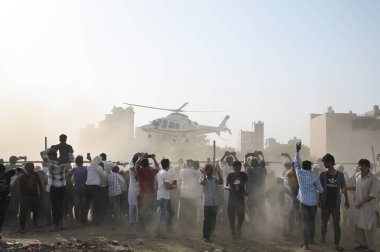 SIKANDRABAD, INDIA - 19 Nisan 2024: İnsanlar, 19 Nisan 2024 tarihinde eski Uttar Pradesh Genel Başkanı ve Samajwadi Partisi Genel Başkanı Akhilesh Yadav 'ın seslendirdiği Lok Sabha Seçimleri kampanyasına katılmak için toplandılar.