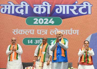 NEW DELHI, INDIA - 14 Nisan 2024: Başbakan Narendra Modi ile Birlik Savunma Bakanı Rajnath Singh ve İçişleri Bakanı Amit Şah, BJP Ulusal Başkanı JP Nadda, Maliye Bakanı Nirmala Sitharaman. 