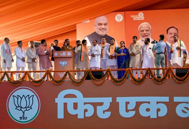 NEW DELHI, INDIA - 13 Nisan: BJP Gautam Buddh Nagar adayı Mahesh Sharma ve diğer liderler Lok Sabha seçimleri için 13 Nisan 2024 tarihinde Hindistan 'ın Yeni Delhi kentinde İçişleri Bakanı Amit Şah' ın 33.. 