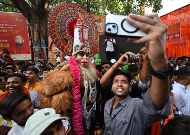 NEW DELHI, INDIA - 23 Nisan 2024: Shobha yatra sırasında Hanuman Jayanti 'nin Chandni Chowk' ta 23 Nisan 2024 tarihinde Yeni Delhi, Hindistan 'da görülmesi. 