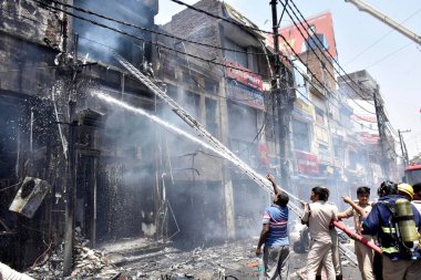 PATNA, INDIA - 25 Nisan 2024 'te Patna, Hindistan' da Patna Junction tren istasyonu yakınlarındaki Pal Otel 'de çıkan yangını itfaiyeciler söndürdü. Yangında en az altı kişi öldü ve 18 kişi hastanede yaşam mücadelesi veriyor.. 