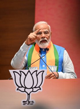 NEW DELHI, INDIA - 14 Nisan 2024 'te Hindistan' ın Yeni Delhi kentinde BJP 'li Sankalp Patra' nın Lok Sabha Seçimleri 2024 için başlatılması sırasında İçişleri Bakanı Amit Şah. BJP seçim manifestosu - 'Sankalp Patra': Bir ulus, bir seçim 