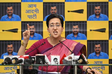 NEW DELHI, INDIA - 19 Nisan 2024: Kıdemli AAP Lideri ve Delhi Kabine Bakanı Atishi 19 Nisan 2024 'te Yeni Delhi, Hindistan' da DDU Marg 'da basın toplantısında bir konuşma yaparken görüldü.. 