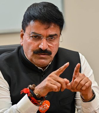 MUMBAI, INDIA - 30 Nisan 2024: Bombay Güney Lok Sabha seçmen bölgesi adayı ve Şii Sena milletvekili Rahul Shewale, 30 Nisan 2024 tarihinde Hindistan, Mumbai 'de yapılan bir söyleşi sırasında.