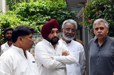 NEW DELHI, INDIA - 28 Nisan 2024: Kongre lideri Arvinder Singh Lovely Delhi Pradesh Kongre Başkanlığı görevinden istifa ettikten sonra Kalindi kolonisinde ikamet etti.